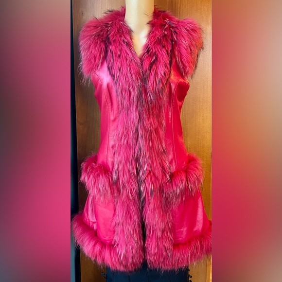 ENJOY FUR’s Raccoon Hair Red Gilet Size Small - Picture 8 of 14